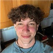 Soy un joven bilingüe (español/english) con abilidades de enseñar el idioma inglés a cualquier persona dada mi versatilidad